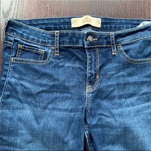 Blue skinny jeans.